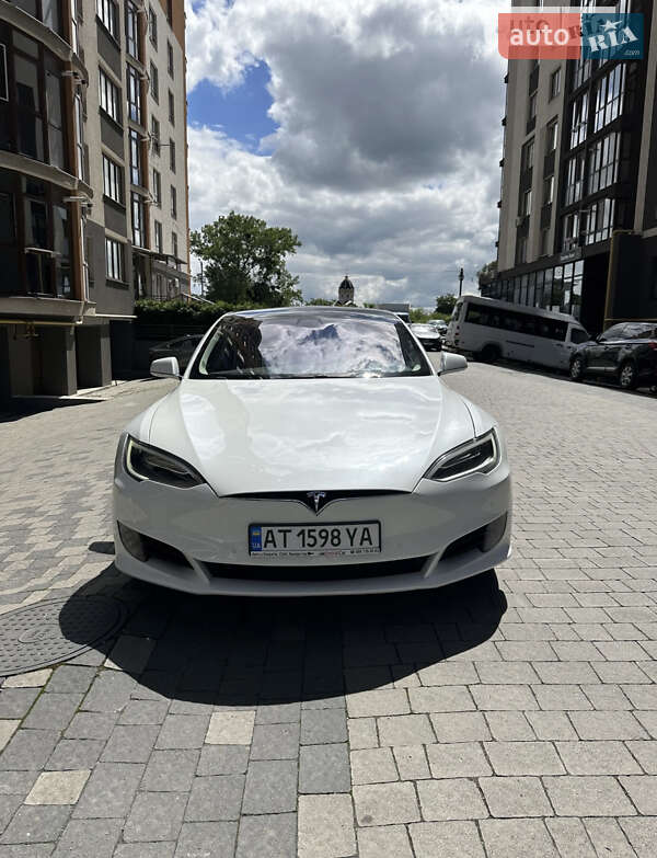 Tesla Model s (2017)