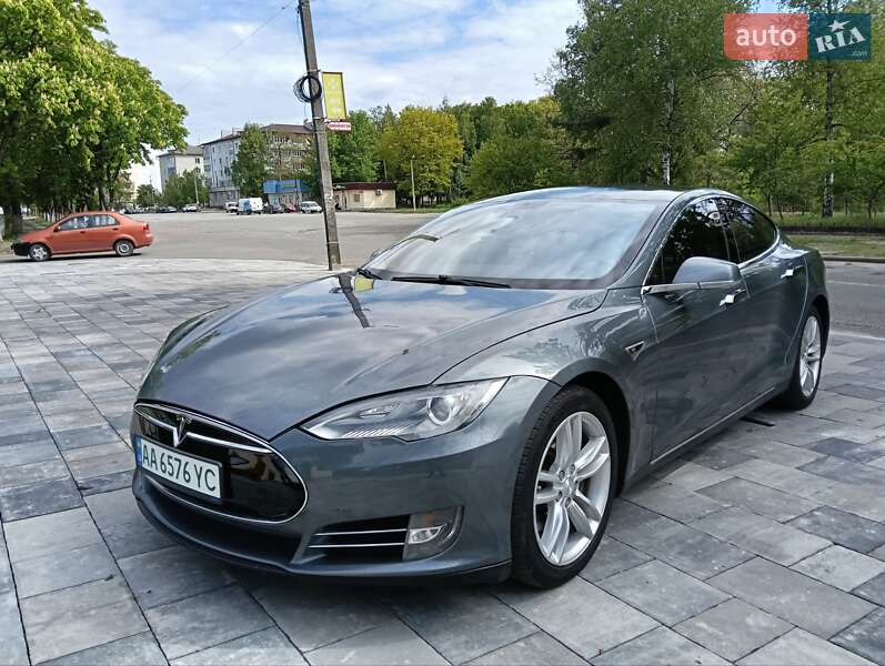 Tesla Model s (2013)