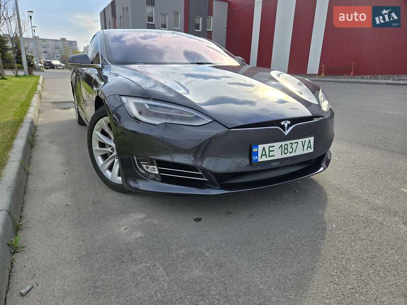 Tesla Model s (2019)