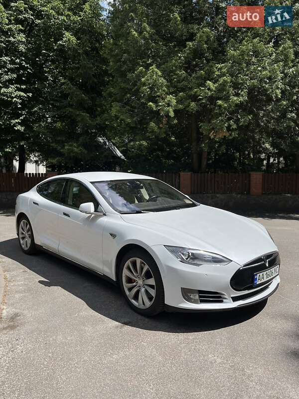 Tesla Model s (2015)