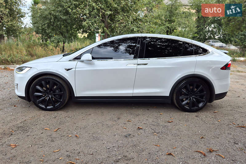Tesla Model x (2020)