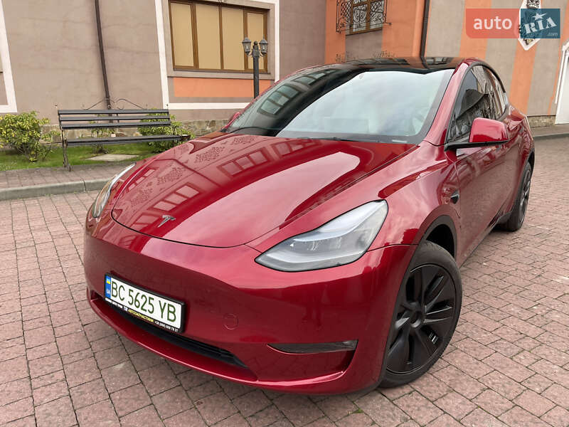 Tesla Model y (2024)