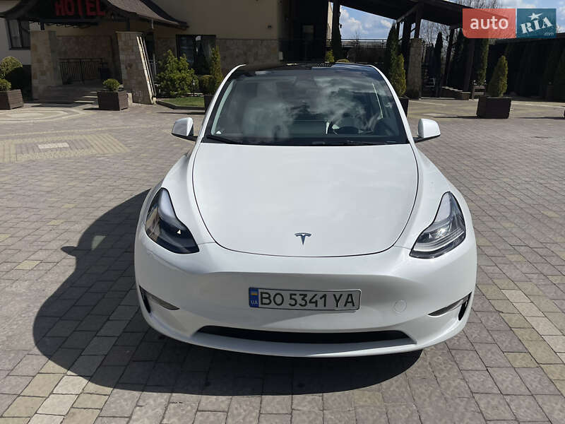 Tesla Model y (2023)