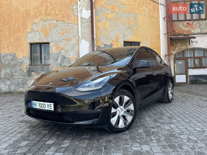 Tesla Model y (2022)