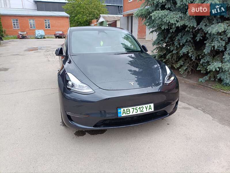 Tesla Model y (2024)
