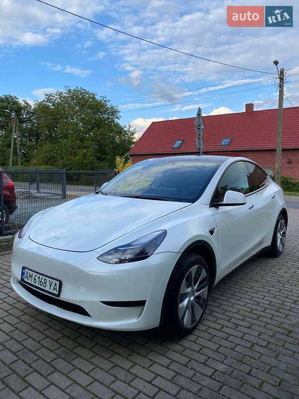 Tesla Model y (2024)