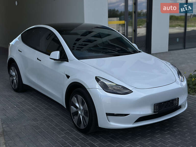 Tesla Model y (2023)