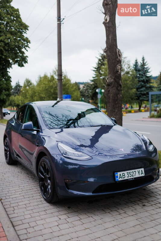 Tesla Model y (2023)