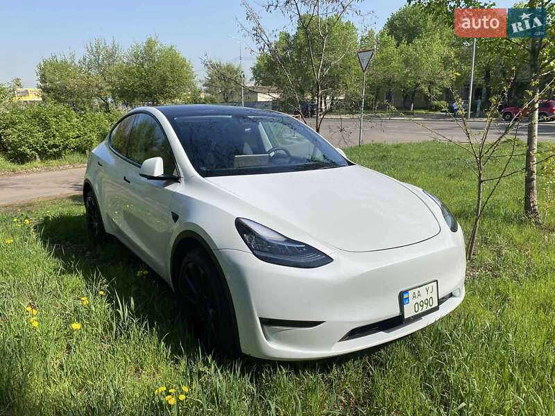Tesla Model y (2023)
