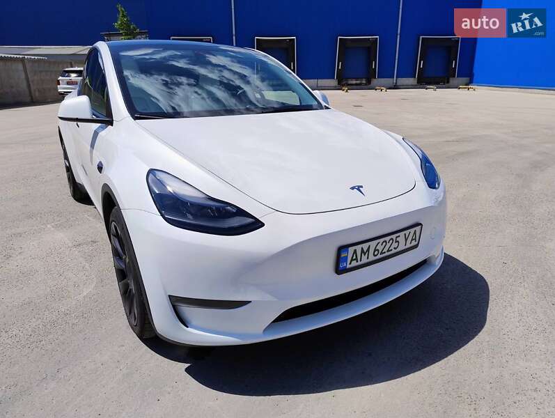 Tesla Model y (2023)