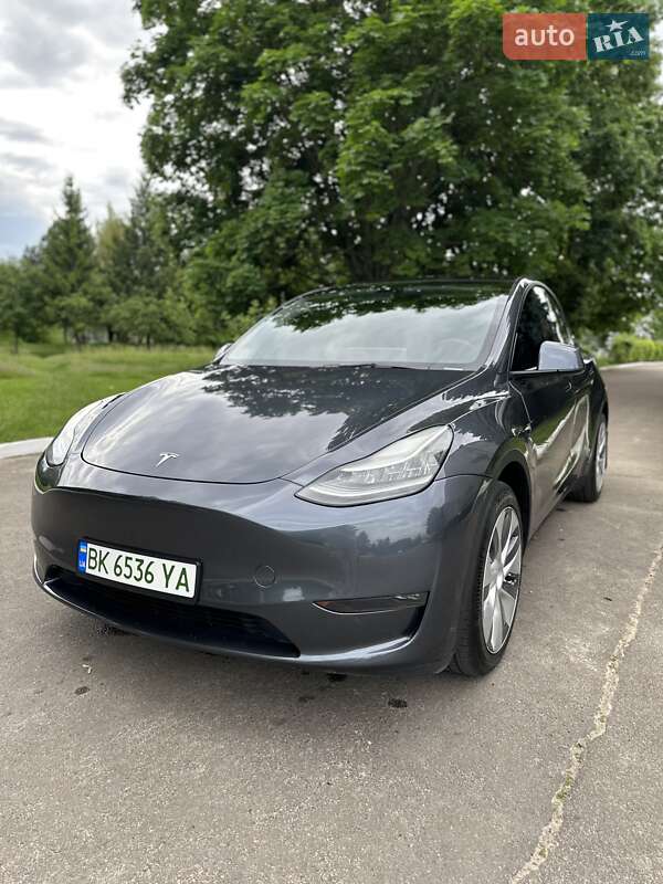 Tesla Model y (2022)