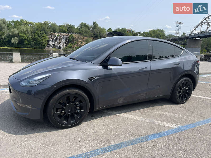 Tesla Model y (2023)