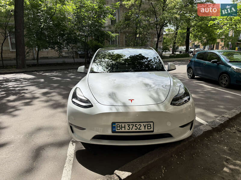 Tesla Model y (2020)
