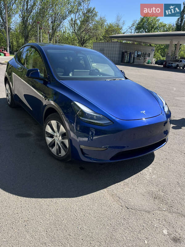 Tesla Model y (2024)