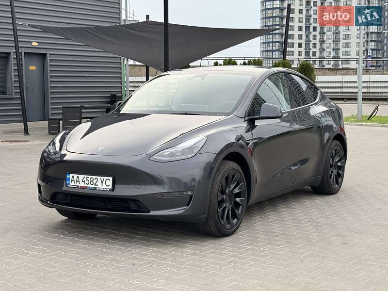 Tesla Model y (2024)