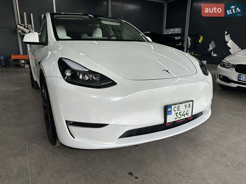Tesla Model y (2024)