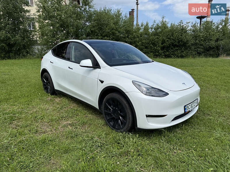 Tesla Model y (2023)