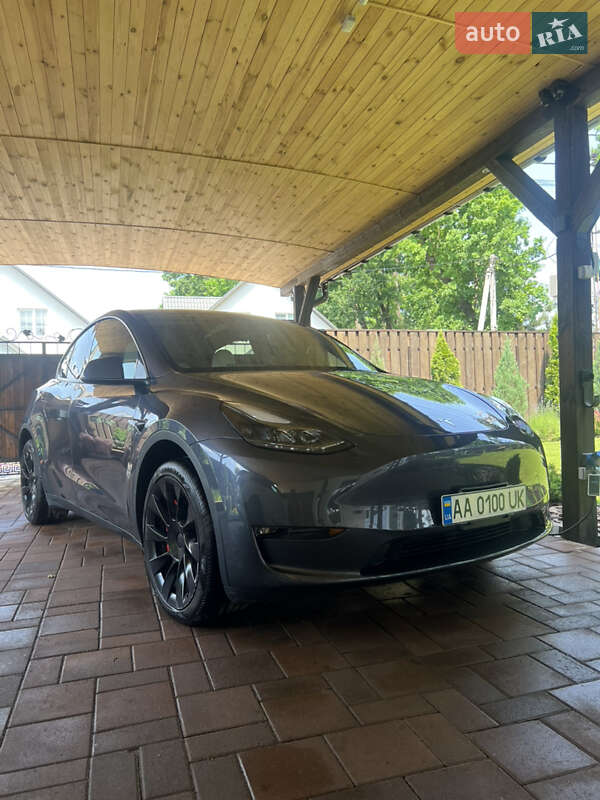 Tesla Model y (2023)