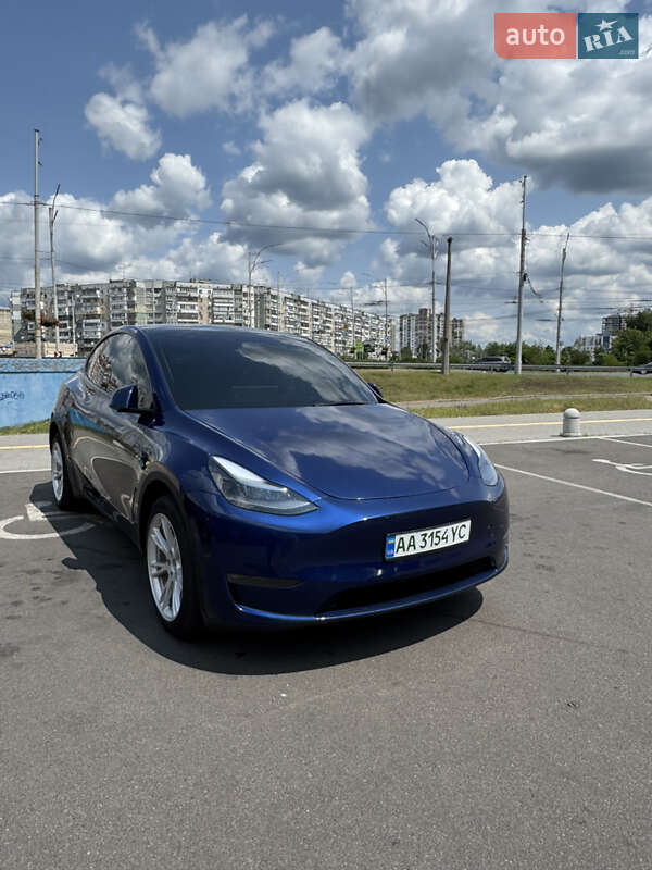 Tesla Model y (2023)