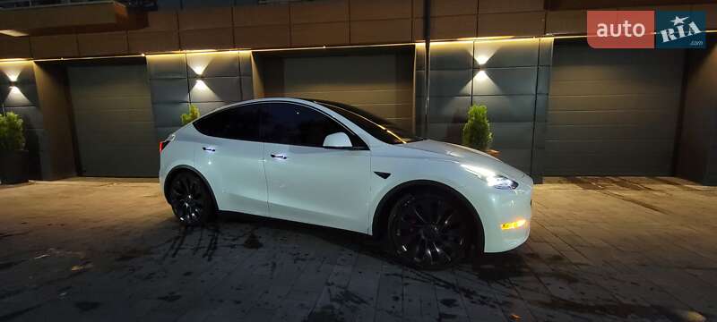 Tesla Model y (2021)