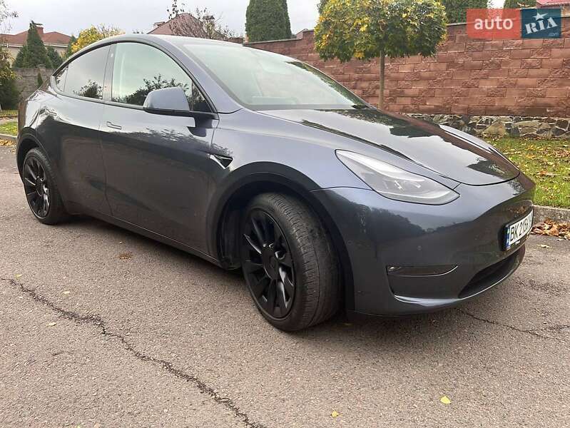 Tesla Model y (2022)