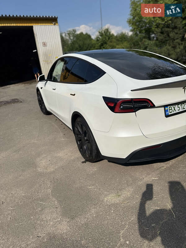 Tesla Model y (2023)