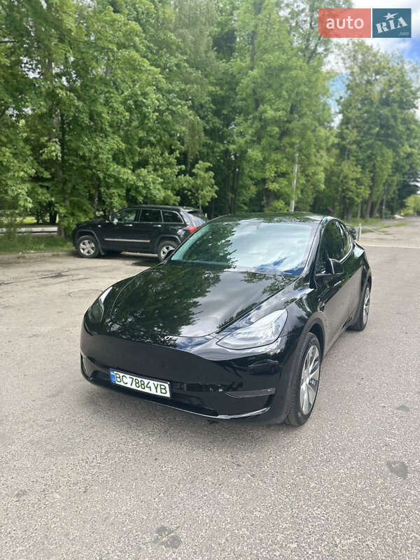 Tesla Model y (2024)