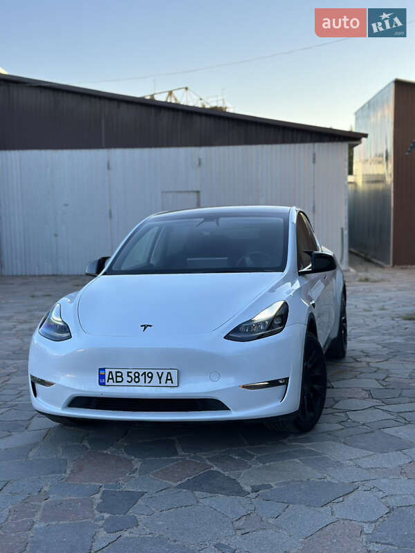 Tesla Model y (2023)