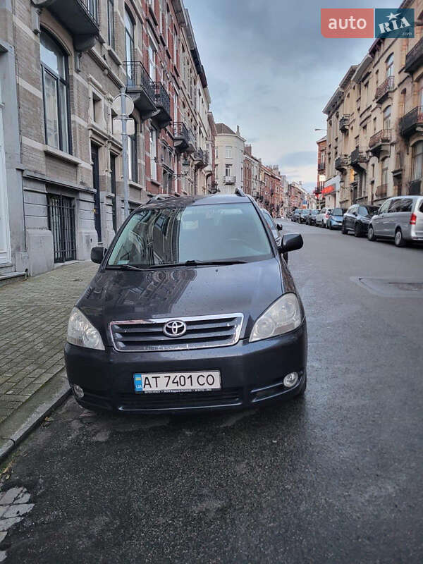 Toyota Avensis verso (2001)