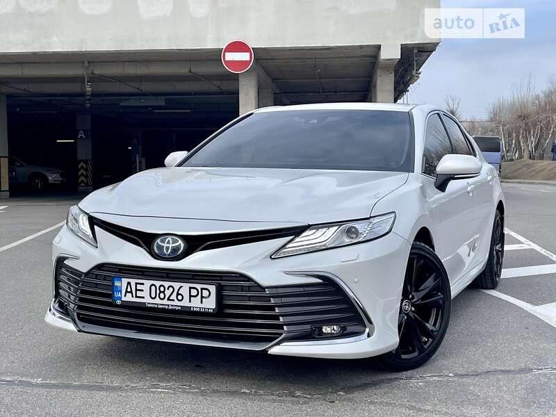 Toyota Camry hybrid (2022)
