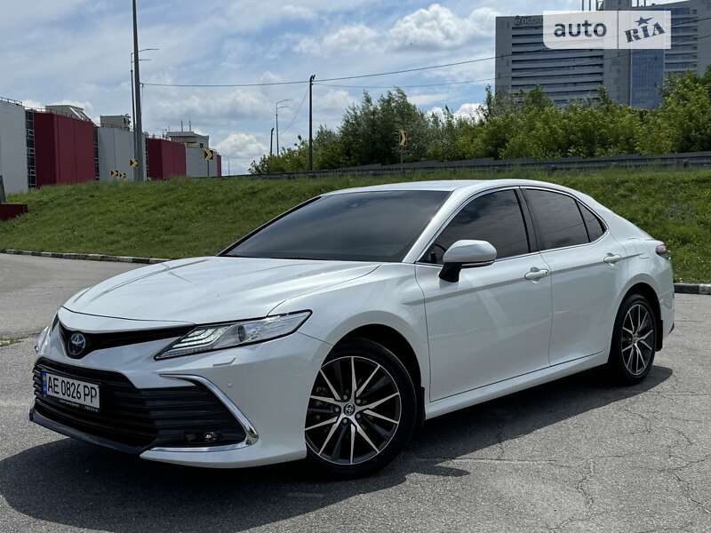 Toyota Camry hybrid (2022)