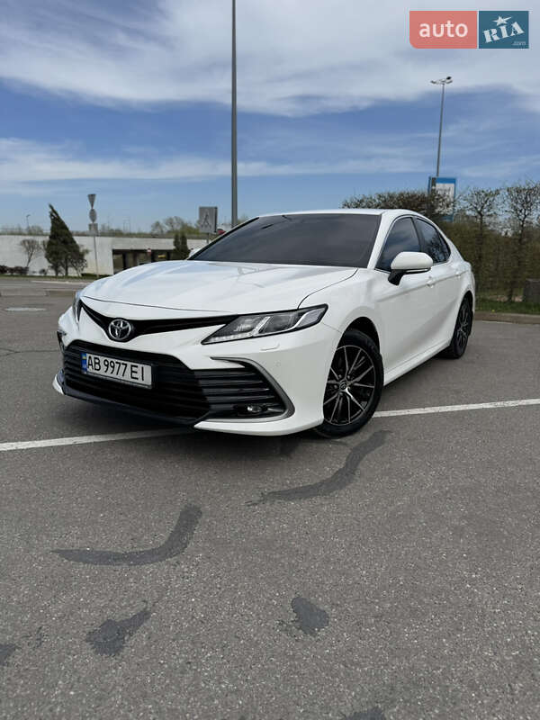 Toyota Camry (2023)