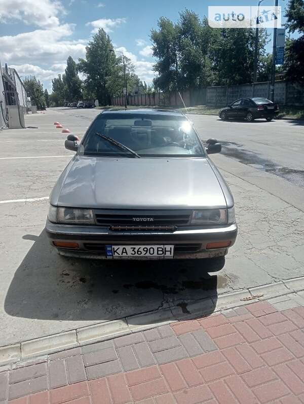 Toyota Carina (1989)