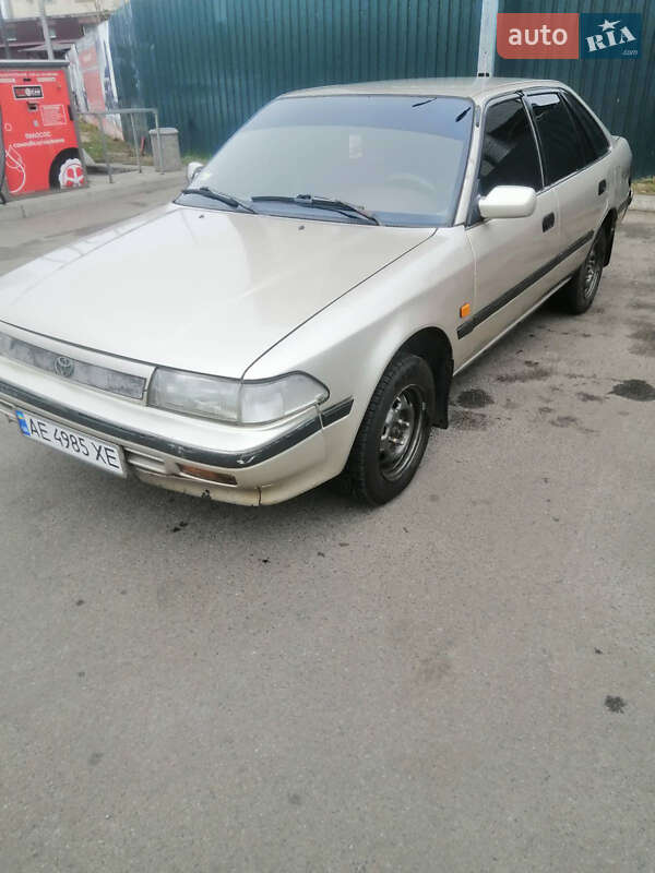 Toyota Carina (1989)