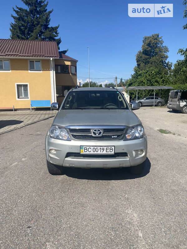 Toyota Fortuner (2006)