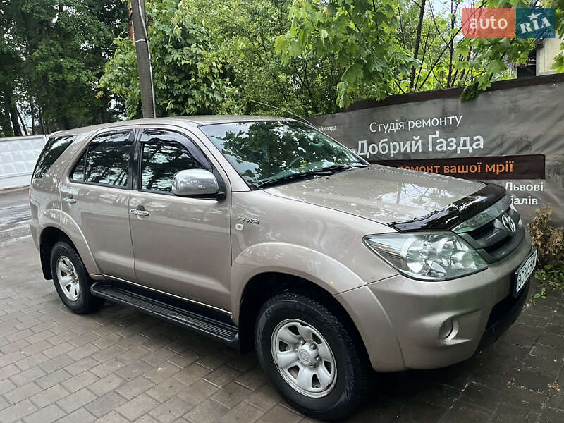 Toyota Fortuner (2006)