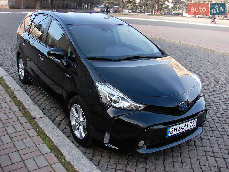 Toyota Prius v (2018)