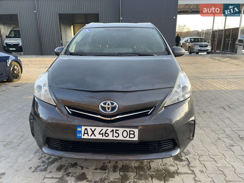 Toyota Prius v (2011)