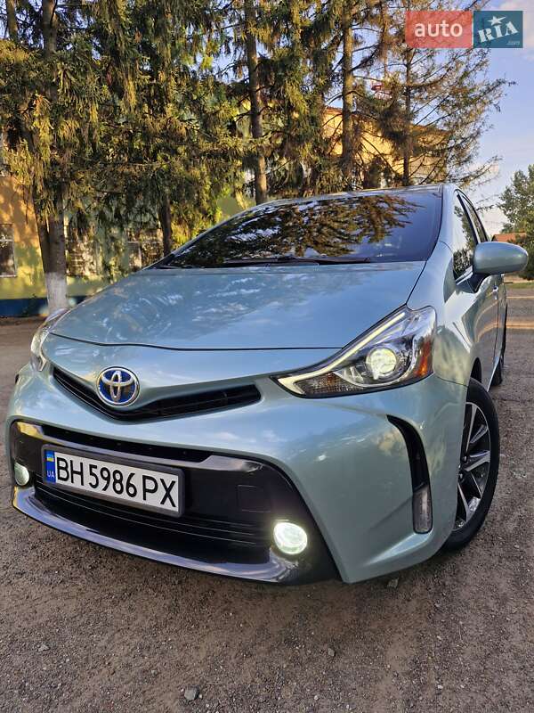 Toyota Prius v (2016)