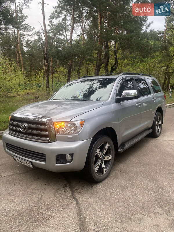 Toyota Sequoia (2016)