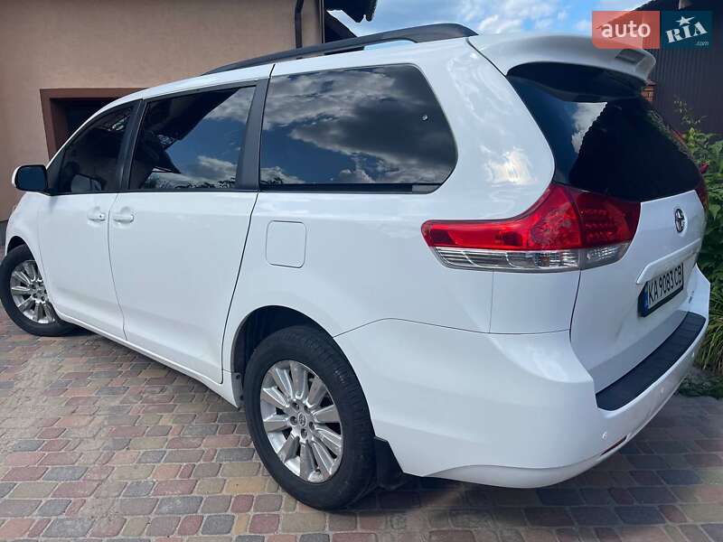Toyota Sienna (2011)