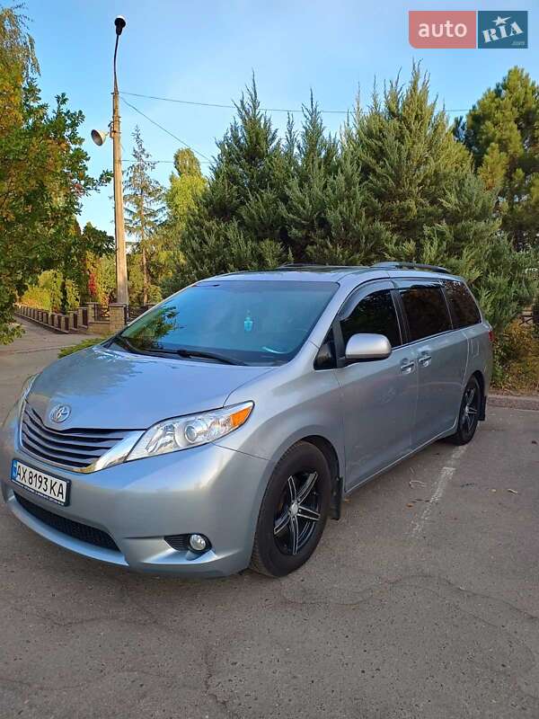 Toyota Sienna (2016)