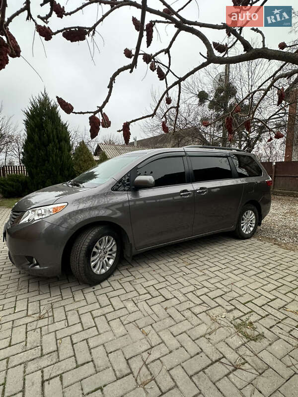Toyota Sienna (2016)