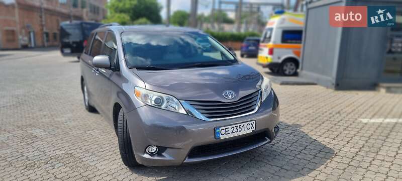 Toyota Sienna (2011)