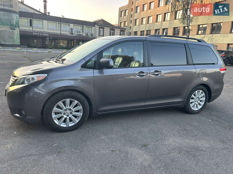 Toyota Sienna (2011)