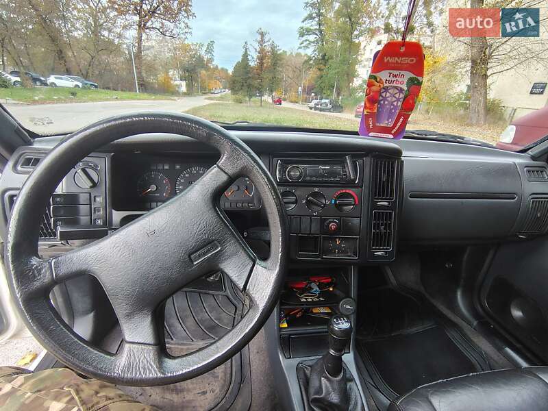 Volvo 440 (1990)