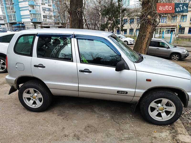Chevrolet Niva (2008)
