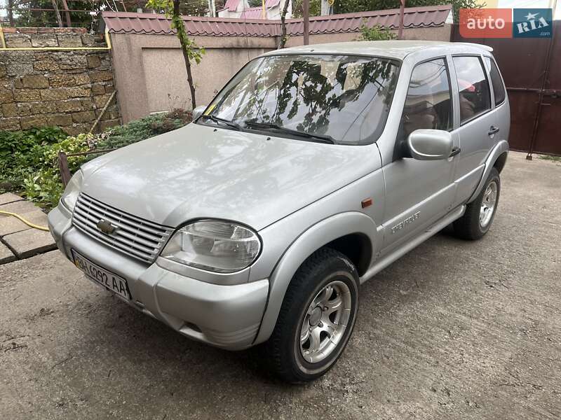 Chevrolet Niva (2004)
