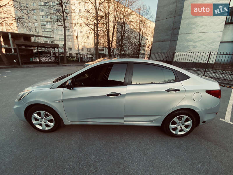 Hyundai Accent (2011)