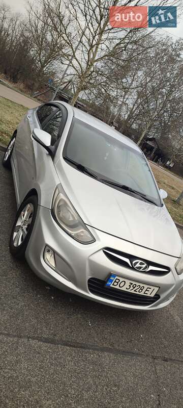 Hyundai Accent (2012)
